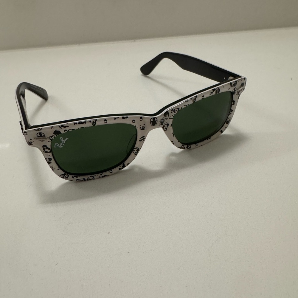 Ray-Ban Sunglasses Wayfarer Comics Rare Prints White
Black RB 2140 1047 191223